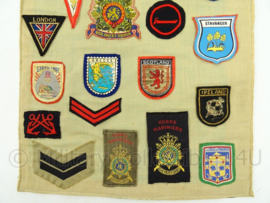 Wanddoek met Marine en Korps Mariniers emblemen - missies van veteraan - afmeting 57,5 x 38 cm - origineel