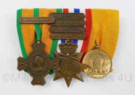 Medaille balk met Medaille voor Krijgsverrichtingen met gesp 1941 42, Ereteken voor orde en Vrede met gespen en trouwe dienst goud - 10,5 x 8 cm -  origineel