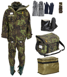 FOP96 M95 camo NBC beschermende kleding en regenkleding set 9-delig  - ongebruikt- origineel