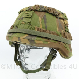 Defensie composiet helm met Woodland camo overtrek en elastiek - gedragen - maat Medium - origineel