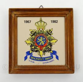 KM Marine Korps Mariniers wandbord C.O.M. Overijssel 1967/1982 - afmeting 18,5 x 17,5 cm - origineel