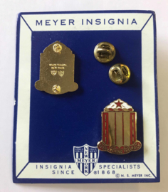 US 38th Field Artillery Regiment "Feld Behind The Rock" unit crest Paar metaal - maker MEYER - origineel