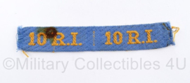 Nederlands leger 10 R.I. straatnaam paar 10 Regiment Infanterie 1944 tm 1946 - heeft vlekje  - 12,5 x 2 cm - origineel