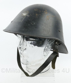 Nederlandse M27 helm van vóór 1940 - doorgebruikt door BB - origineel