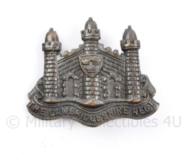 WO2 Britse cap badge The Cambridgeshire Regiment - Mist 1 pin - 3,5 x 4,5 cm - origineel