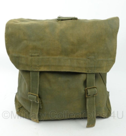 WO2 Britse Largepack rugzak met groene blanko khaki canvas met draagriem 1943 - doorgebruikt door MVO - origineel