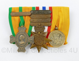 Medaille balk met Medaille voor Krijgsverrichtingen, Ereteken voor orde en Vrede met gesp en trouwe dienst medaille - 10,5 x 8 cm - origineel