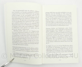 Van Feldgrau naar kaki en olijfgroen J.J.J. Hoogenboom  - 20½ x 13½ x 2 cm