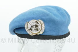 VN baret met originele Insigne United Nations Property - maat 60 - gedragen -  origineel