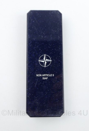 Defensie Medaille doosje NATO ISAF NON Article 5 met lint en baton ZONDER medaille - 17 x 6 cm -origineel