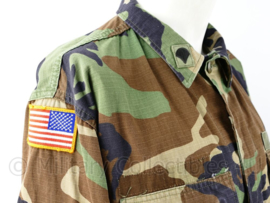 US Army Woodland BDU jas met alle insignes - Specialist 1st Infantry Division - maat Medium Long  - origineel