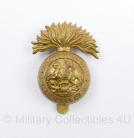 WO2 Britse Royal Northumberland Fusiliers cap badge - 4,5 x 3,5 cm - origineel