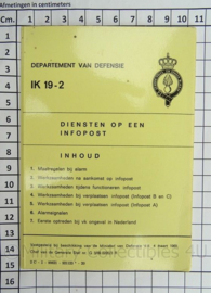 KL Landmacht Instructiekaart UK 19-2 Diensten op een infopost 1969 - afmeting 10,5 x 15 cm - origineel