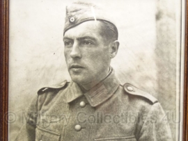 Foto in originele lijst WO2 soldaat  met M40 uniform en schuitje 34 x 28,5  cm - origineel 1942