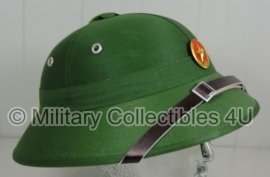 Vietcong Helm met insigne Vietnam oorlog
