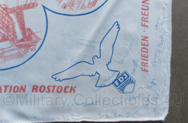 DDR 35 Jahre DDR FDJ Bezirks Rostock sjaal - getekend door groepsleden - 66 x 66 cm - origineel