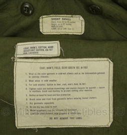 US M51 field jacket M-1951 field coat met insignes en jumpwing  - 1964 gedateerd - maat Small Short - origineel