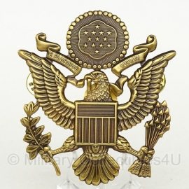 US Army visor cap insignia GOUD -  metaal - 6,5 x 5,9  cm.