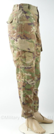 US Army Team Soldier Trouser Army Combat uniform Unisex Flame Resistant Multicam - maat Small-Short - gedragen - origineel