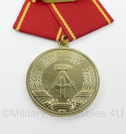 DDR NVA medaille für Treue Dienste in den Kampfgruppen der Arbeiterklasse im gold in doosje - origineel