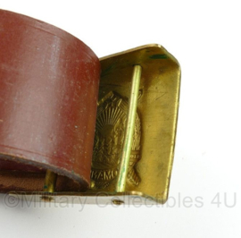 Roemeense leger koppel roodbruin leder met metalen koppelslot - 120 x 4,5 cm - origineel