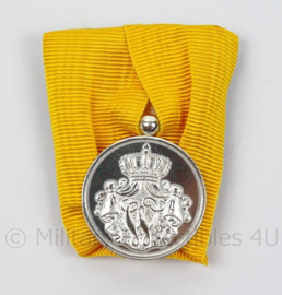 Defensie 24 jaar Trouwe Dienst Medaille Zilver - MET doosje - afmeting 4 x 5 cm - origineel