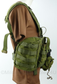 TT Tasmanian Tiger TT Chest Rig MK II M4 - Olive Drab met 4 mag pouches, Utility pouch en Dump Pouch - gedragen - origineel