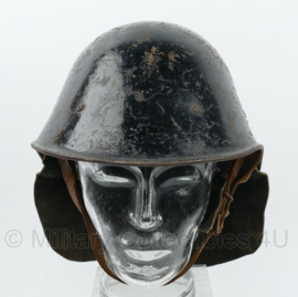 Nederlandse voor 1940 overgeschilderde M27 helm doorgebruikt door de BB  -  origineel