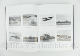 KM Koninklijke Marine Gedenkboek Koninklijk Instituut voor de Marine 1904-2004 KIM - 20,5 x 4 x 27 cm - origineel