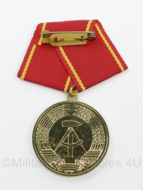 DDR NVA medaille für Treue Dienste in den Kampfgruppen der Arbeiterklasse im gold in doosje - origineel