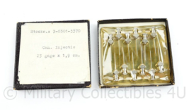 Wo2 Britse naalden set nieuw in doosje - oude etiket made in London zit onder het MVO etiket van 1946 - 8 x 7 cm - origineel