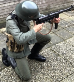 Toneel uitbeelding M40 met K98 / Mp40 / Mp44 gear