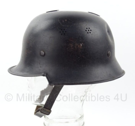 Duitse feuerwehr helm met inslagen  -  THALE STAHL met unieke stempel - maat 60  -  origineel