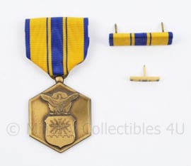 USAF US Air Force Military Merit medaille in originele case met beide batons - 11 x 2,5 x 12,5 cm - origineel