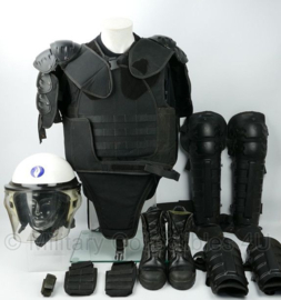 Belgische Federale Politie ME Complete beschermende uitrusting MET helm - 9 delig!  - origineel
