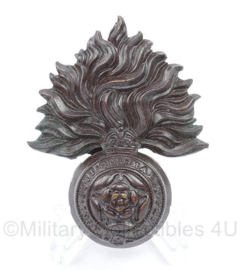 Britse WO2 cap badge The Royal Fusiliers - 5 x 4,5 cm - origineel