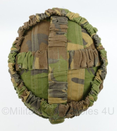 Defensie composiet helm met Woodland camo overtrek en elastiek - gedragen - maat Medium - origineel