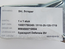 KM Marine Korps Mariniers ski scraper met nsn nummer- afmeting 5 x 10 cm - origineel
