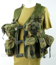 KMARNS Korps Mariniers gevechtsvest met vaste tassen Forest camo - gedragen - origineel