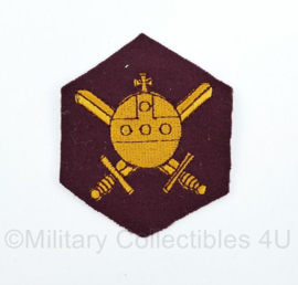 MVO Ministerie van Oorlog embleem karmozijnrood schild 1947 tot 1955 - 8 x 6,5 cm - origineel