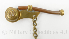 KM Koninklijke Marine bootsmansfluitje/boatswain's call/bosun's whistle aan karabijnhaak - 9 x 8½ x 2 cm - origineel