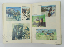 KL Landmacht Handboek voor de Huzaar 1985 - VS2-1350 - afmeting 20 x 14 cm - origineel