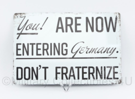 Metalen plaat You are now entering Germany. Don't fraternize  - 30 x 20 cm.