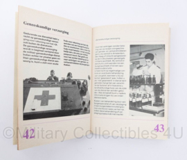 Defensie informatie boekje In dienst 1974 Ter Zee, ter Land en in de Lucht - origineel