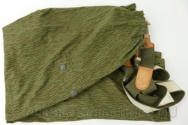 DDR NVA Strichtarn camo uniform jasje met broek - maat K48 - origineel