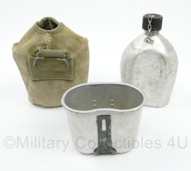 WO2 US Army veldfles set - aluminium fles uit 1945, aluminium beker uit 1945 en OD groene hoes - origineel