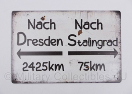 Metalen plaat Nach Dresden 2425 km Nach Stalingrad 75 km - 30 x 20 cm