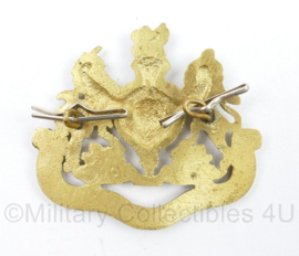 WO2 Britse cap badge  The Kings Own Royal Regiment - Kings Crown - 5 x 4,5 cm -  origineel