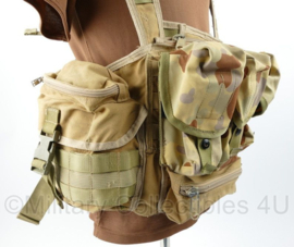 Militaire khaki chestrig met Desert Australische Auscam Jellybean camo magazijntassen  - gedragen - origineel