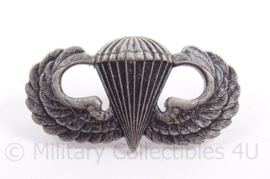 US Army parawing op originele backing - nieuw in verpakking - naoorlogs - indentiek aan WO2 model - afmeting 6 x 9 cm - origineel